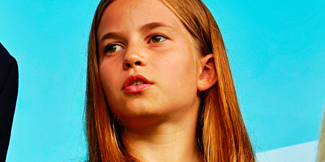 Принцесса Шарлотта в платье в горошек появилась с принцем Уильямом на своем первом матче за границей