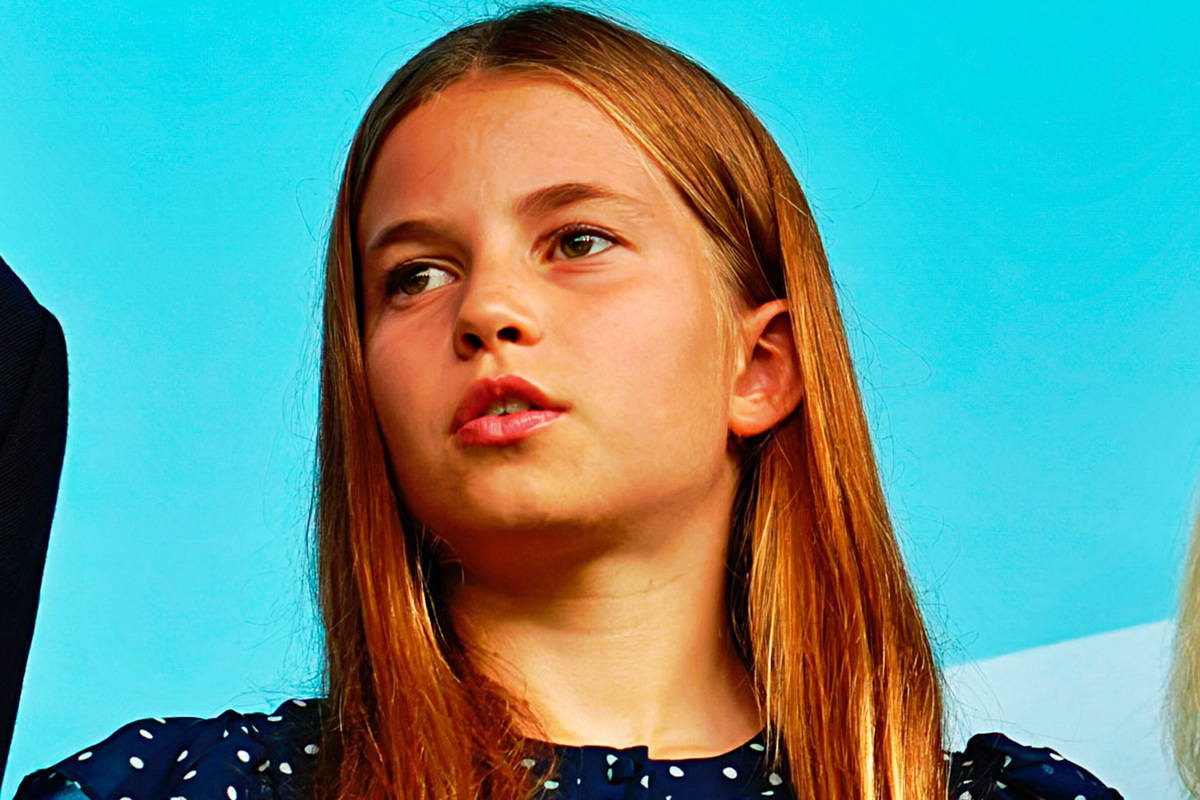     Принцесса Шарлотта в платье в горошек появилась с принцем Уильямом на своем первом матче за границей