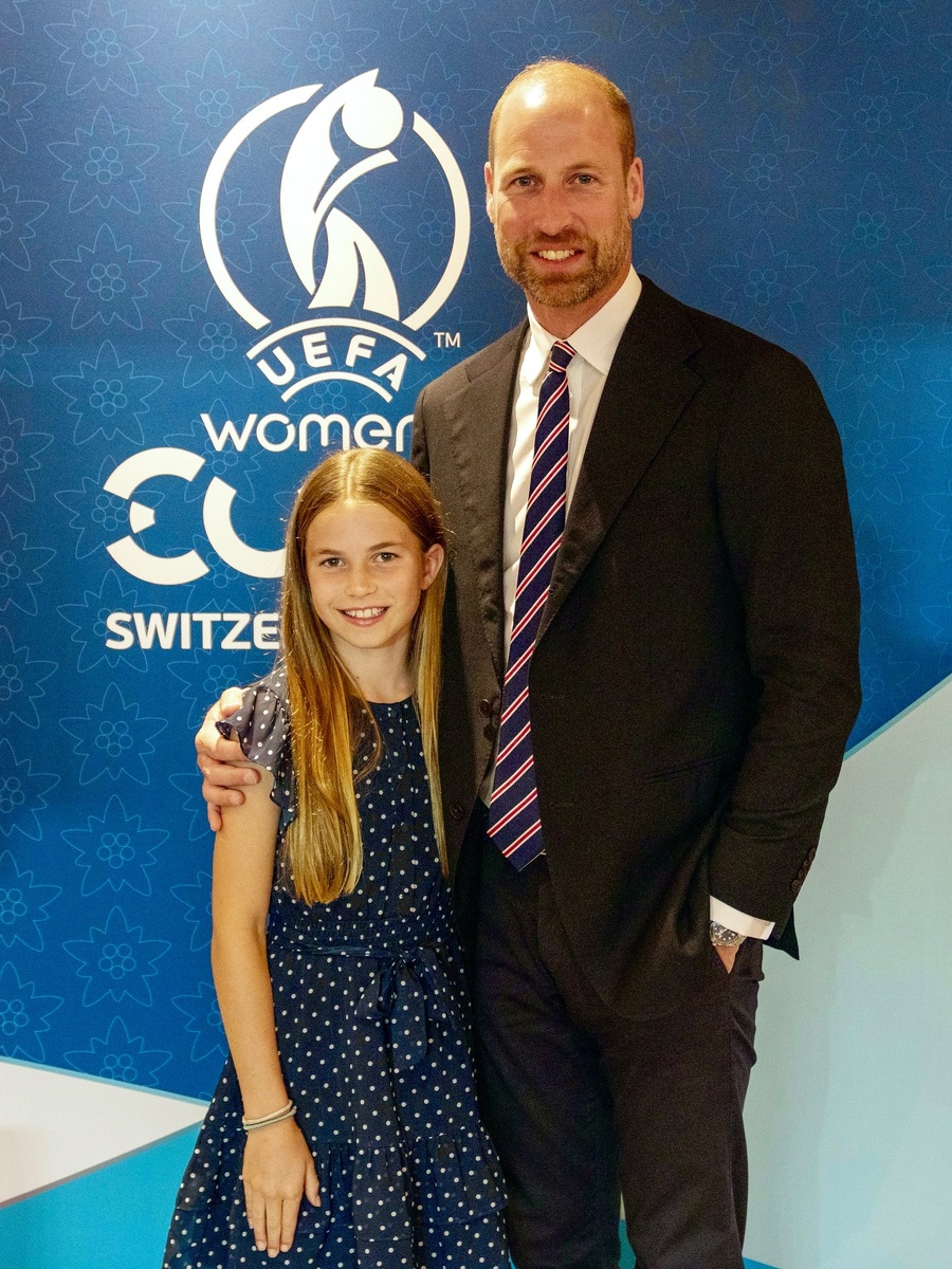    Принцесса Шарлотта и принц Уильям на женском ЕвроСоцсети королевской семьи