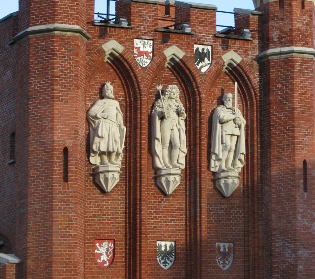   Основатели Кёнигсберга на Королевских воротах