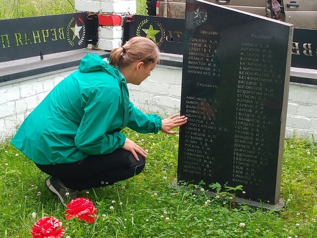 Жительница Подмосковья нашла имя своего прадеда на обелиске в Тверской области