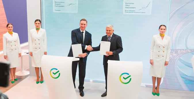 Президент РМК Андрей Васильченко (слева) и вице-президент Сбербанка, председатель Уральского банка Петр Колтыпин подписали соглашение о стратегическом сотрудничестве в строительстве современных промышленных предприятий в Челябинской области / Фото  Андрей Фомин 