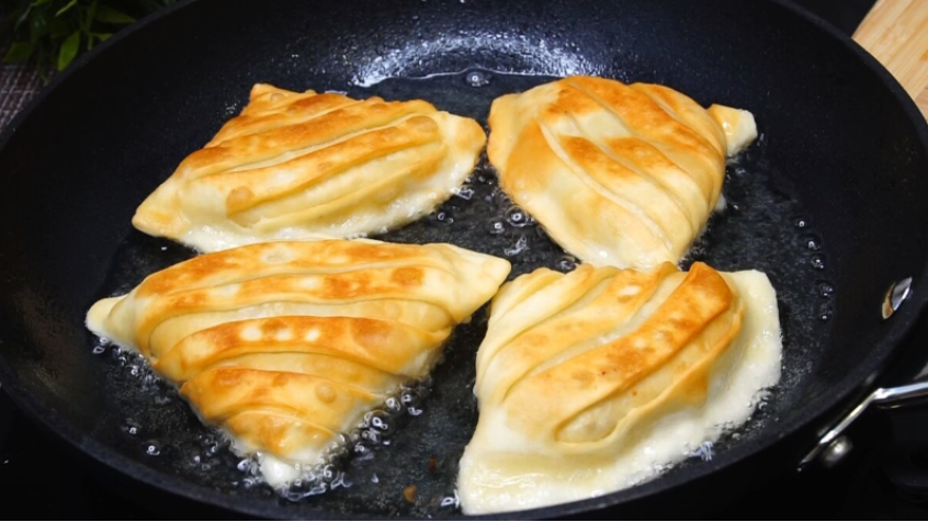 Индийская самоса, готовлю вместо пирожков. Тесто замешивается без дрожжей и соды, хоть в духовке выпекай, хоть на сковороде жарь