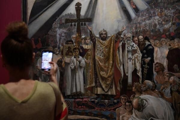    Девушка у картины художника Виктора Васнецова «Крещение Руси» / РИА «Новости»