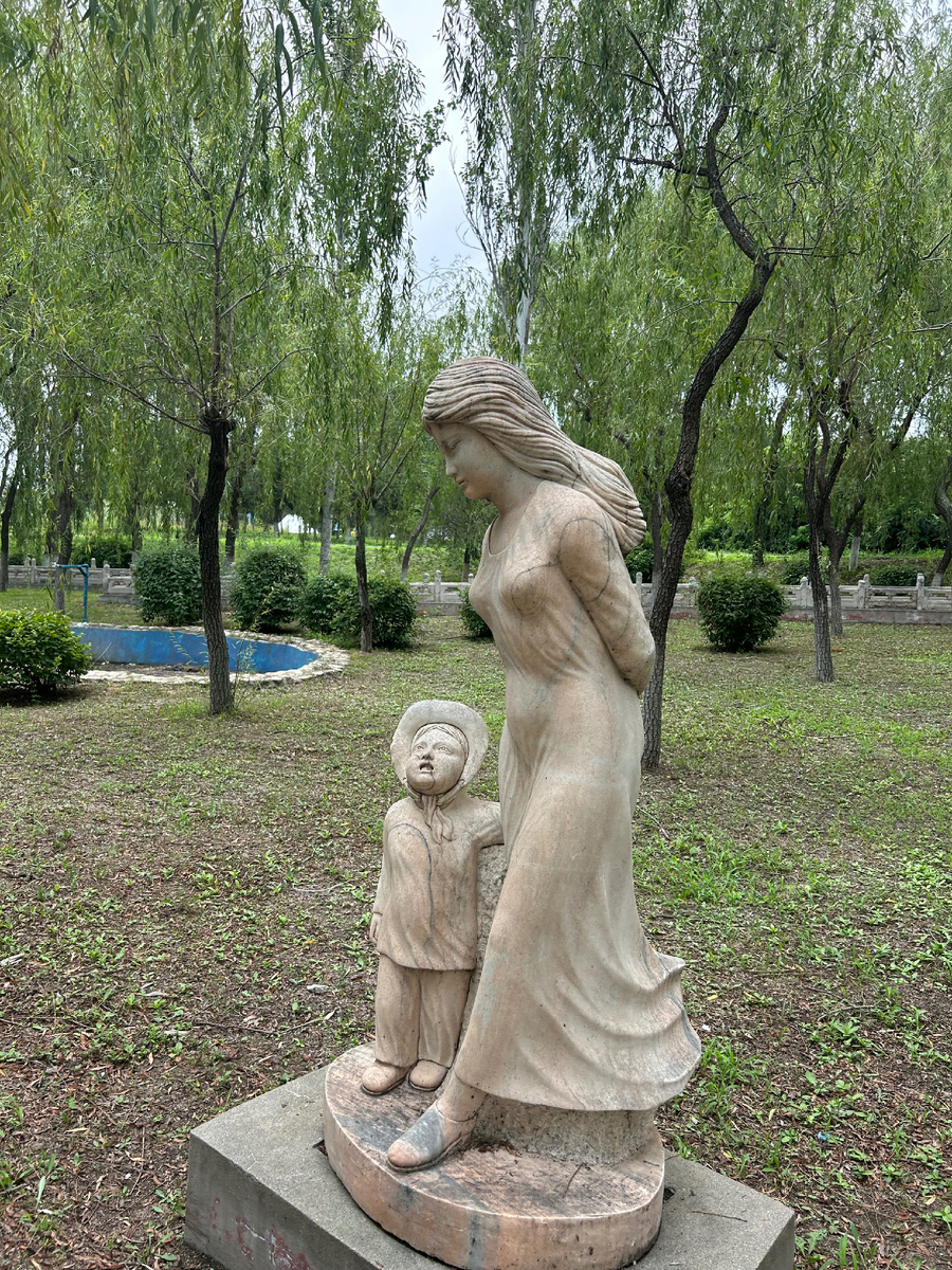 Скульптура матери и ребенка в парке отдыха близ Горы Матери