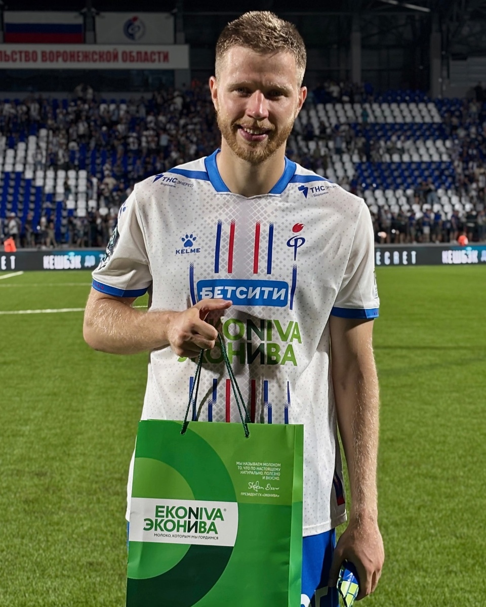 Илья Гапонов в футболке "Факела"