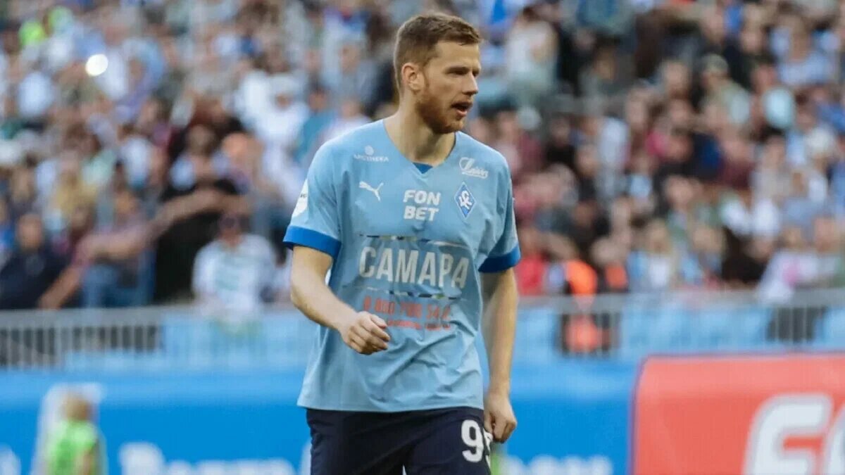 Илья Гапонов в футболке самарских "Крыльев Советов"