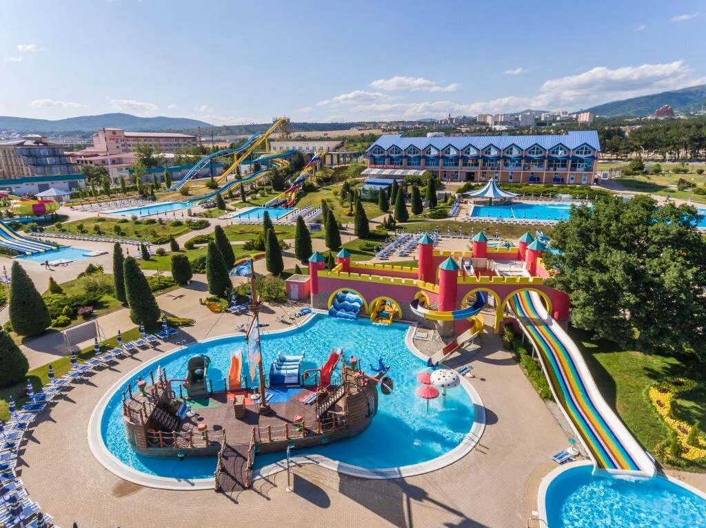 Вот так выглядят корабль и водный городок для детей. Фото: Аквапарк «Золотая бухта»
