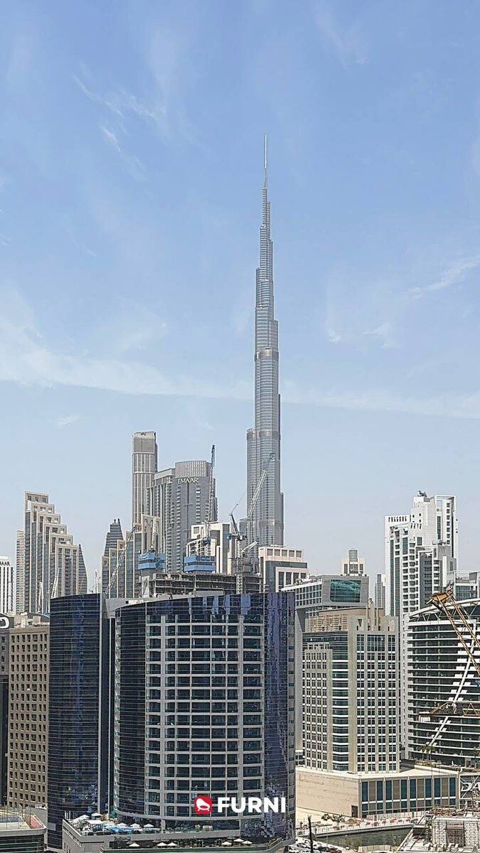 Вид с балкона на самое известное здание города; проект Furni в Дубае 