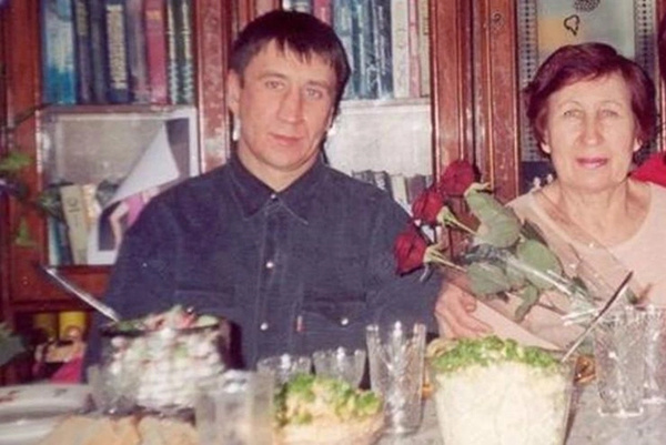 Сын Юрий и Феодосия Чикатило. Юрий не особо скрывал свое происхождение. Еще до ареста отца Юрий успел ввязаться в криминал: демобилизовавшись, парень вместе с дружками украл у вьетнамских торговцев партию наручных часов, за что получил условный срок. Когда папу арестовали, Юрий уехал в Харьков под девичьей фамилией матери, но в середине 90-х вернулся в Ростовскую область на крутой иномарке, снял дом в Чкаловском и занялся рэкетом. Задержали парня те самые оперативники, что ловили Андрея Чикатило. А самое страшное, что свое свидетельство о рождении Юра использовал для устрашения конкурентов: мол, гены отца могут взять свое, если предпринимателя разозлят