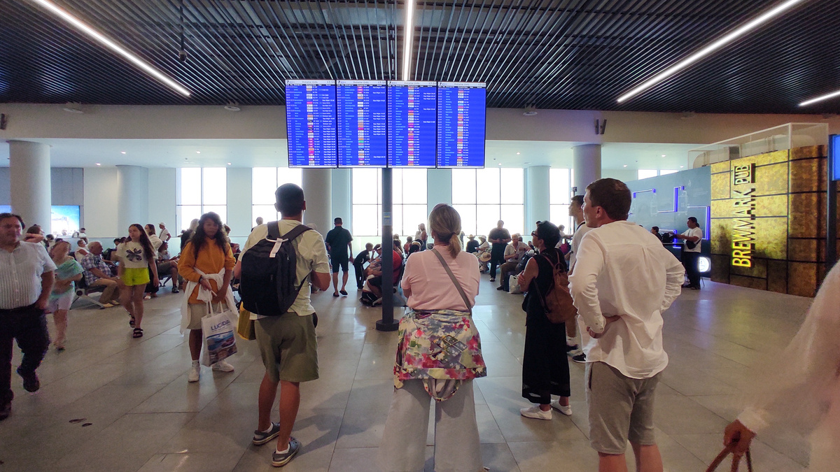 Ситуация с перелетами в горячий сезон отпусков продолжает быть напряженной.  Фото: Фото: ФедералПресс / Наталья Ельцова