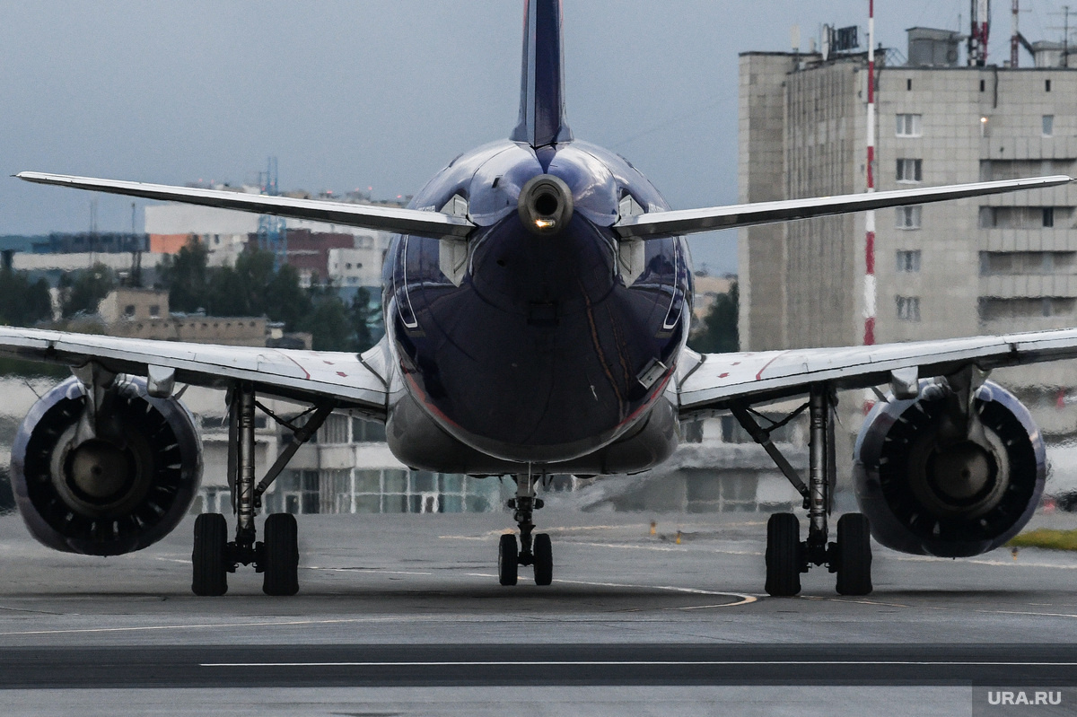 Лайнер экстренно приземлился в аэропорту Глазко, где неадеквата задержали сотрудники полиции. Фото: Владимир Жабриков © URA.RU