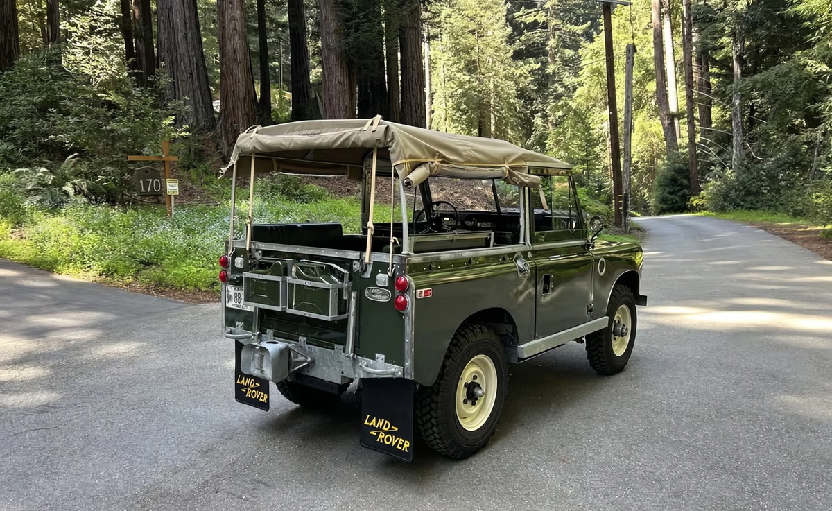 ©Bring a Trailer ©Land Rover 
