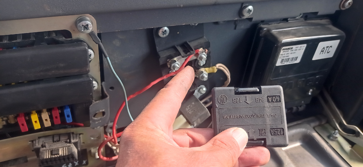 “Ищем “плюс” в этом лабиринте проводов!