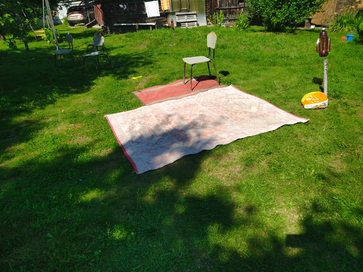 Из стульев девчонки делали шалаш, накидывали на него покрывало))