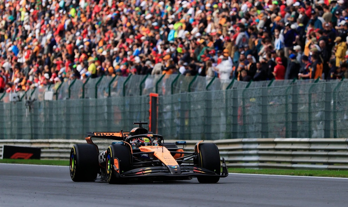    Оскар Пиастри из McLaren в действии во время гонки Гран-при Бельгии