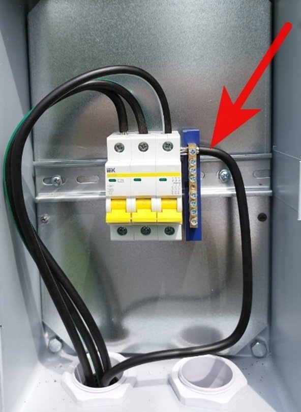 Можно долго обсуждать многочисленные особенности этих «щитков», но это не является темой данной статьи.