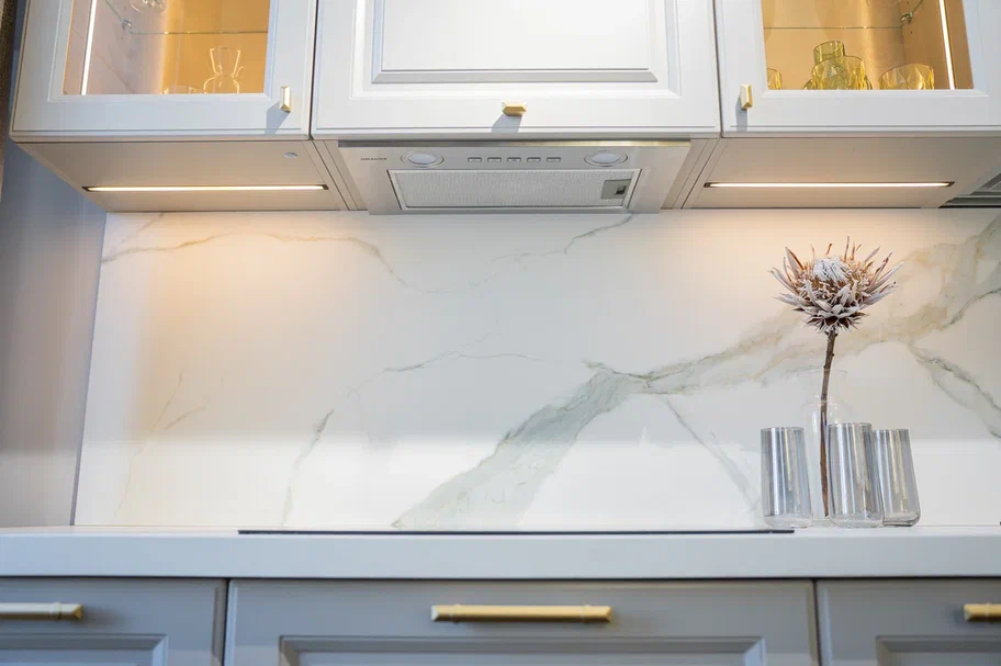 Кухня на заказ тоже состоит из модулей — отдельных мебельных секций, скрепленных между собой. Обратите внимание на дно навесных шкафов — это три отдельных модуля