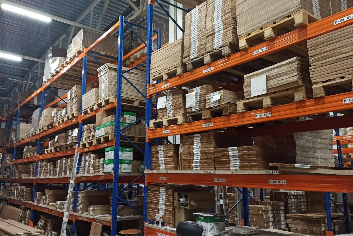 Склад готовых кухонных модулей — они хранятся в разобранном виде