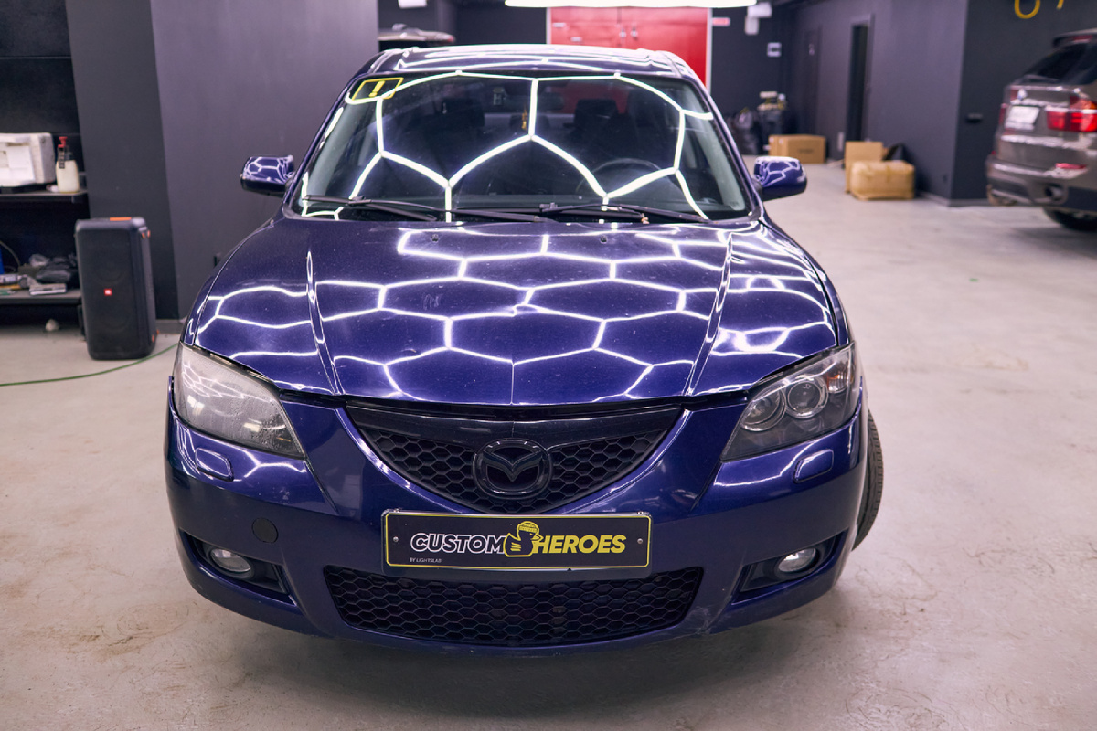 Источник фото: https://custom-heroes.ru/raboty/vid-uslugi/avtosvet/nashi-raboty/polnoe-vosstanovlenie-sveta-mazda-3-bi-linzy-sariti-s9-i-novye-stekla-far/