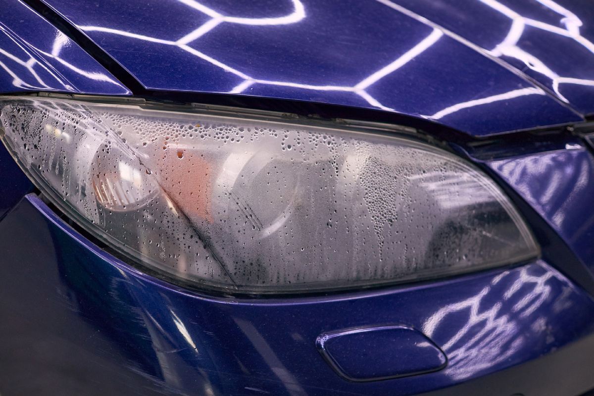 Источник фото: https://custom-heroes.ru/raboty/vid-uslugi/avtosvet/nashi-raboty/polnoe-vosstanovlenie-sveta-mazda-3-bi-linzy-sariti-s9-i-novye-stekla-far/