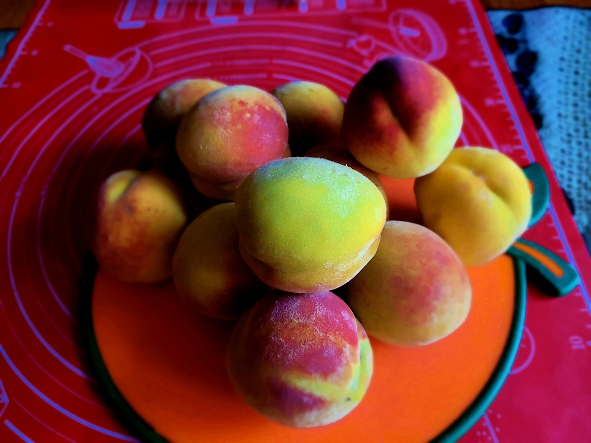 Наши персики - сладкие, сочные и ароматные