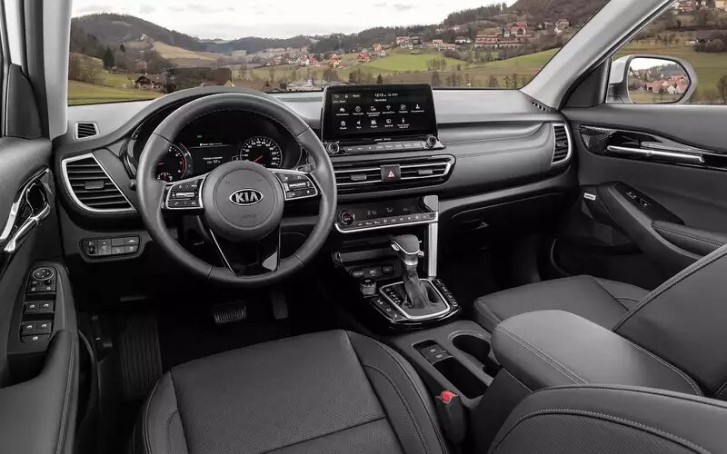    Салон Kia Seltos удобный и комфортный. А вот просторным его не называют. К качеству пластика есть претензии – легко царапается.