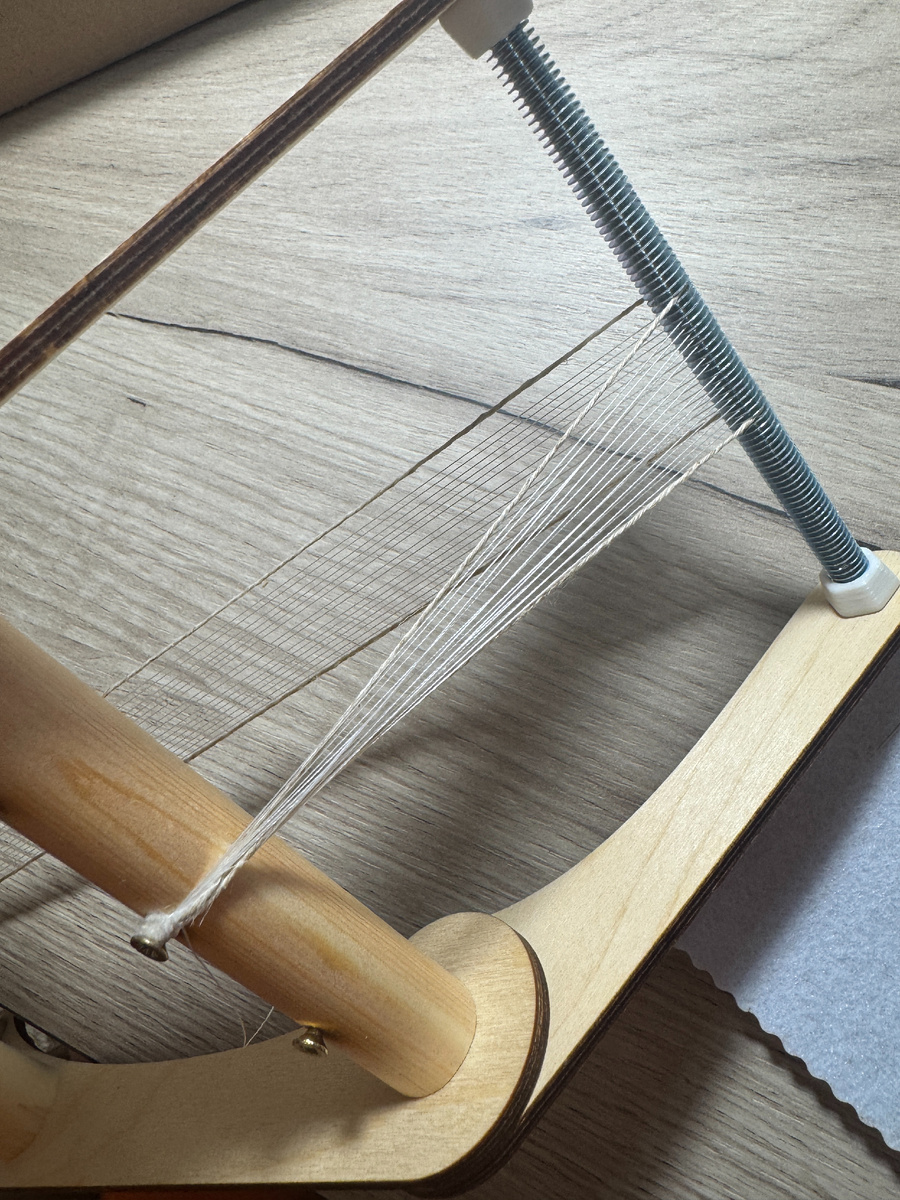 Так выглядит крепление ниток сзади станка у меня