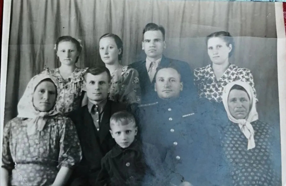 Слева направо в нижнем ряду: Евдокия Ивановна Косенкова (Старовойтова), муж Фёдор Иванович Косенков, сын Иван Фёдорович Косенков, 1950 г.р., справа родственники – сын и мать; слева направо в верхнем ряду: Нина Фёдоровна Косенкова, родственники: Валя, её муж, Мария Фёдоровна Косенкова.  