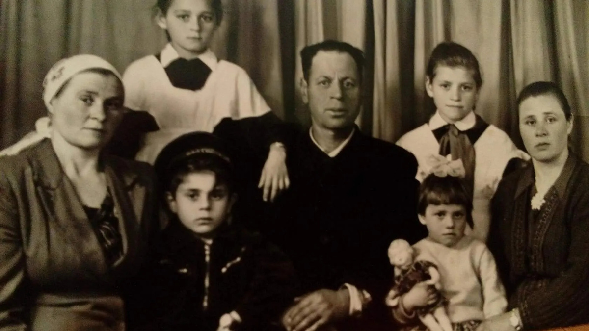 На память сестре Евдокии Ивановне от сестры Марии Ивановны, от Гриши, Люды, Нади. 