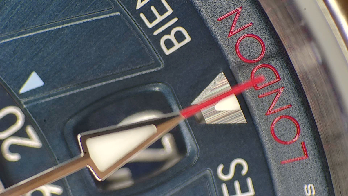 Прекрасный ровный и многослойный циферблат, буквы - объемные, очень ровные, прокрас и обработка стрелок - идеальны