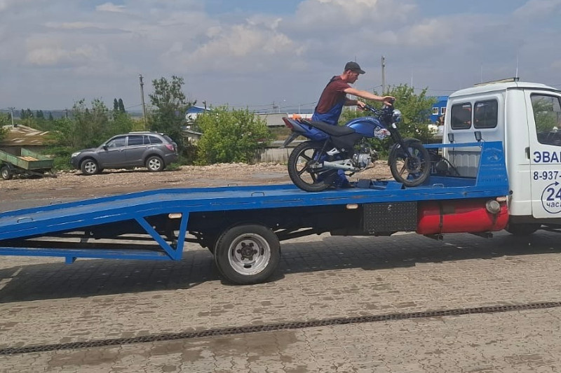    Изъятие мотоцикла у подростка-водителя без прав (фото: Межмуниципальный отдел МВД России «Камышинский»)