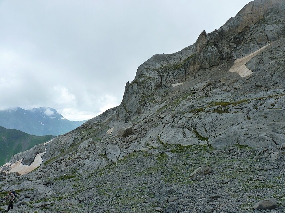 Вход в пещеру Горло Барлога расположен среди этих камней. Фото: www.dzen.ru
