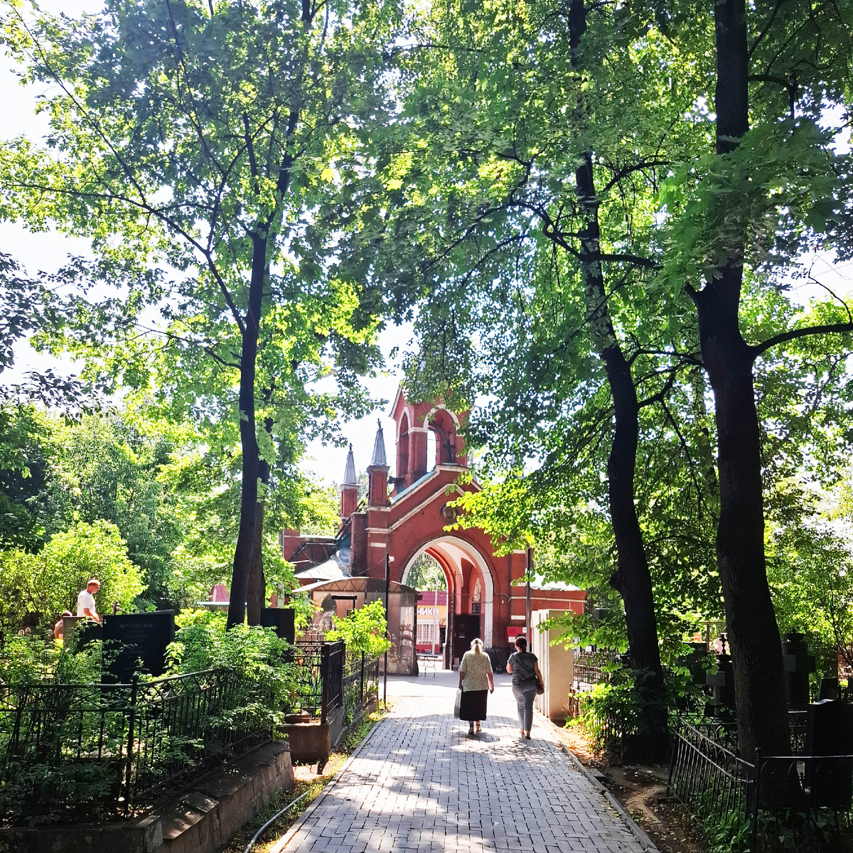 Введенское кладбище, начиная от входа, выглядит готично и таинственно. Фото автора.