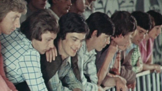 Студенты с полупрезрением разглядывают танцующих в клубе – ребята и девчата пляшут кадриль... Кадр из фильма «Прошлогодняя кадриль» (1978). Скриншот.