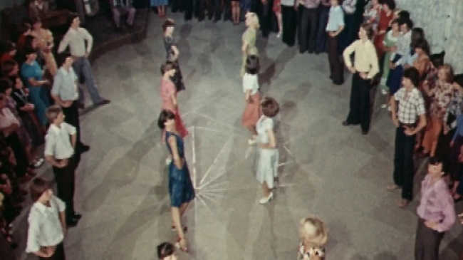 Прекрасная кадриль на танцполе... Кадр из фильма «Прошлогодняя кадриль» (1978). Скриншот.