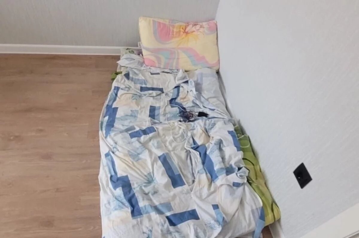    На таком месте девочка спала в отсутствие матери.