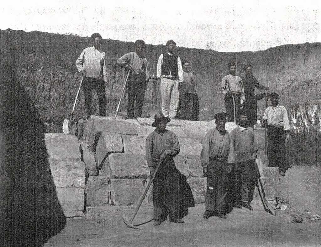 Вид на свод погребальной камеры и дромоса склепа. 1908 г.