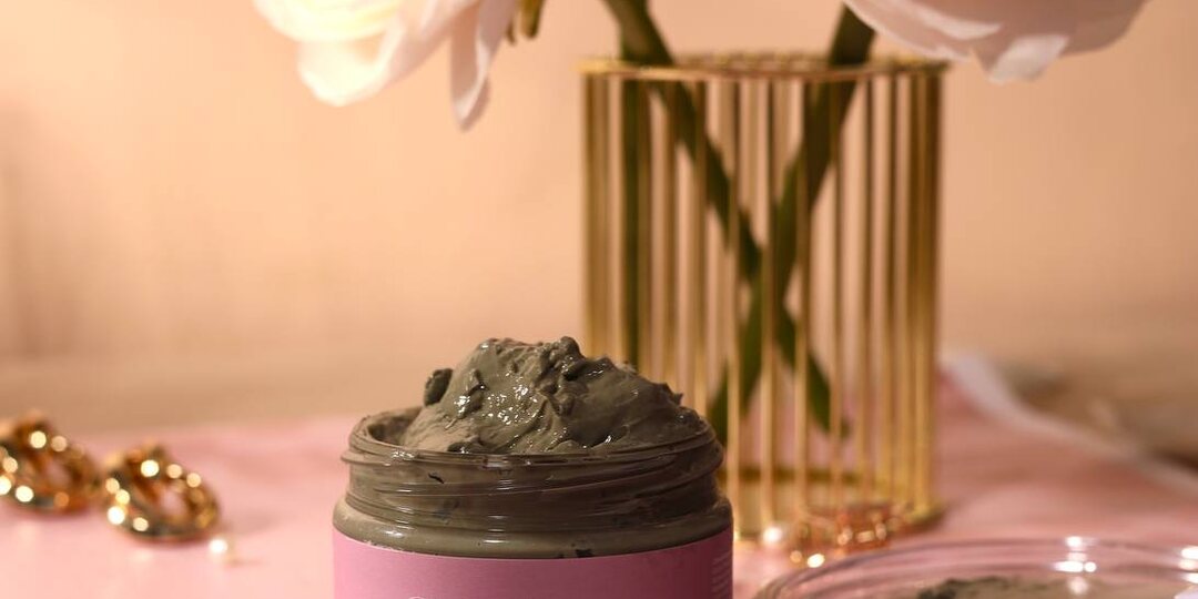 Мы рады представить нашу новую глиняную маску, созданную для глубокого очищения и восстановления вашей кожи