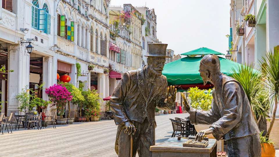 Все на Хайнань! Пля­жи, тер­маль­ные ис­точ­ни­ки и рай за ра­зум­ные деньги