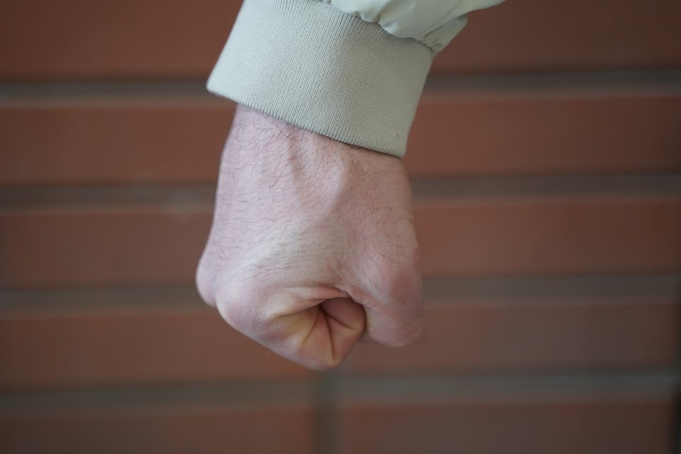 Мужчина пустил в ход кулаки, пытаясь разобраться с обидчицей его дочери. Фото: Светлана Маковеева