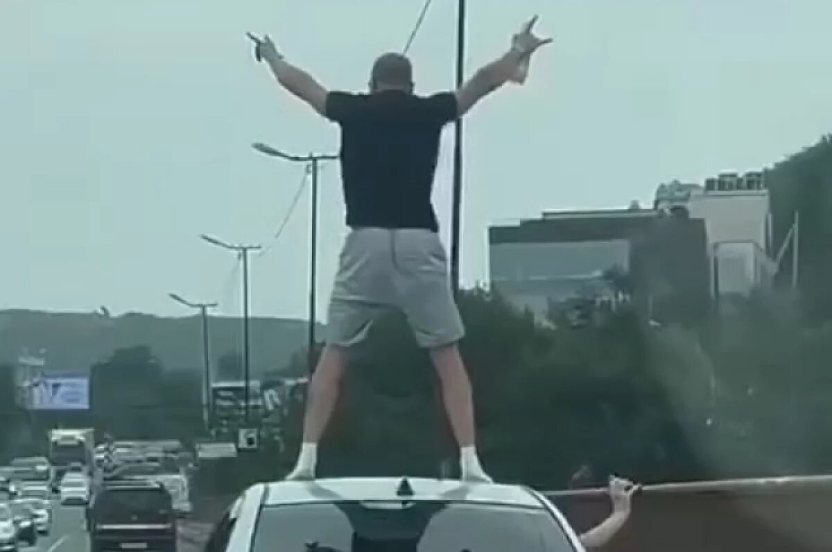    Во Владивостоке мужчина танцевал на крыше движущего авто с бутылкой в руке