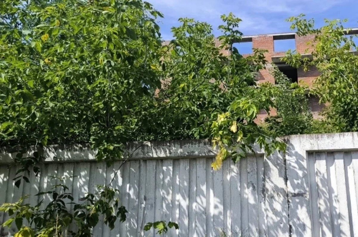    Ограждения возле недостроенных зданий в Томске восстановили