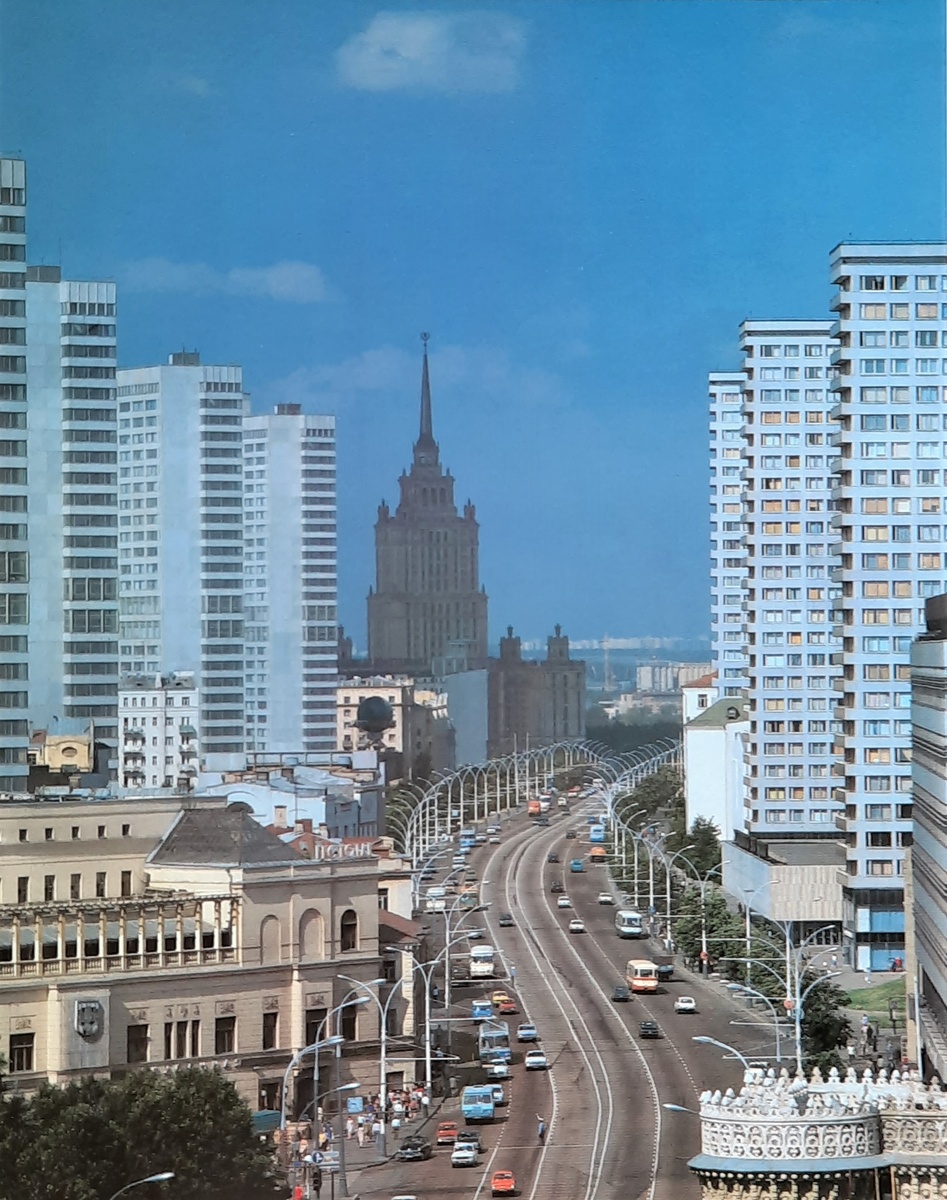 Вид сверху на проспект Калинина со стороны Воздвиженки. На переднем плане видны ажурные навершия башен дома Морозова. Фото 1979 год.