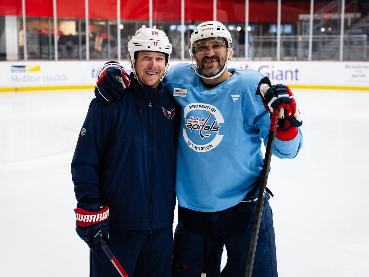    Хоккеисты "Вашингтон Кэпиталз" Никлас Бэкстрем и Александр Овечкин© Фото : x.com/capitals