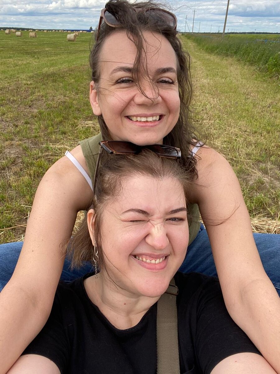 Это мы с Ольгой Николаевной где-то между Йошкар-Олой и Казанью. Нашли поле, очаровались и давай сниматься. Муж как нормальный мужик сидел в машине и в такой фигне не участвовал