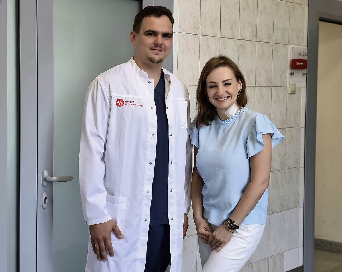 Алиса Грипась из Новосибирска уже третий раз проходит хирургическое лечение в ННИИТО им. Я.Л. Цивьяна Минздрава России. На фото — с врачом-травматологом-ортопедом Матвеем Лучшевым