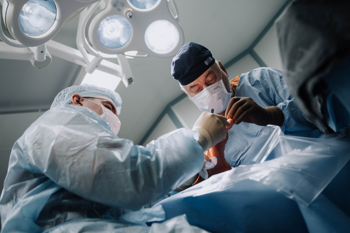 Часть пациентов с проблемами и заболеваниями стоп не сразу обращаются к специалисту, надеясь на "само пройдёт" и пользуясь народными средствами. Ортопеды отмечают: при боли и дискомфорте лучше проконсультироваться с профессионалом, чтобы не запустить ситуацию 