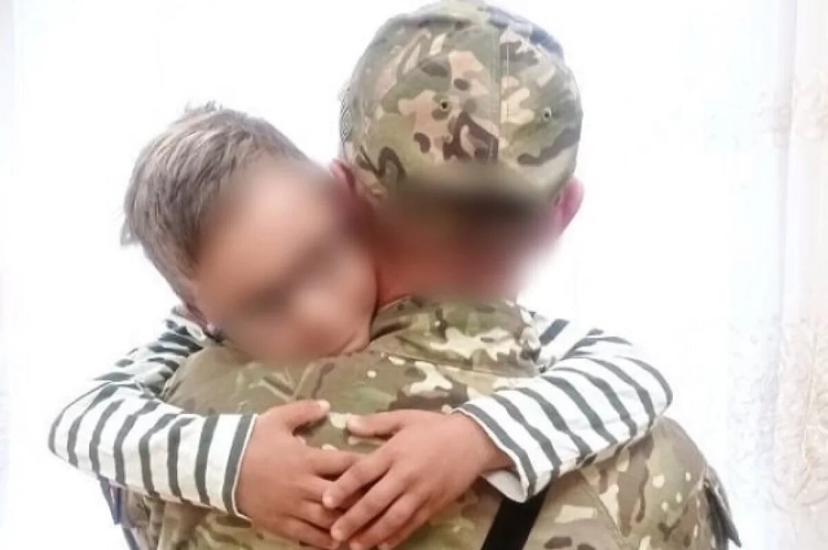    Увидев отца, Максим бросился ему на шею и крепко обнял.