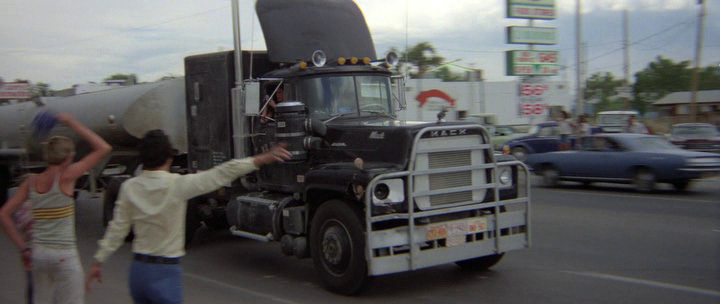 Кадр из фильма "Конвой" (1978)